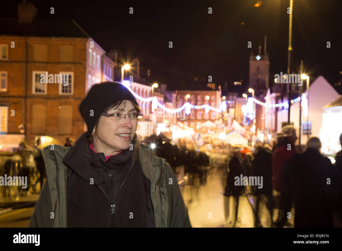 Bewdley, Großbritannien. 1. Dezember, 2018. Es gibt ein Gefühl der echten Gemeinschaft Geist und Festive Fun heute Abend als die Völker von Bewdley kommt zusammen um die Unterstützung der jährlichen Weihnachtsbeleuchtung der Stadt ein- und traditionellen viktorianischen Weihnachtsmarkt. Von den lokalen Radiosender BBC Hereford und Worcester, mit live Band Unterhaltung von Benzin und Streichhölzer gehostet, Menschenmassen dies sicherzustellen, ist ein Abend, der wirklich Advent und das Schlemmen der festlichen Jahreszeit feiert. Quelle: Lee Hudson/Alamy leben Nachrichten Stockfoto