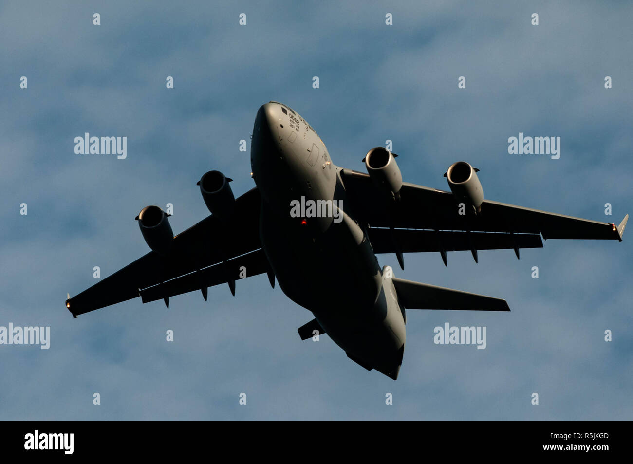 Fort Bragg, NC, USA. 30 Nov, 2018. Dez. 1, 2018 - Fort Bragg, N.C., USA, eine US Air Force C-17 Globemaster III Ansätze Sizilien Drop Zone auf der 21. jährlichen Randy Oler Memorial Betrieb Spielzeug Fallen, bewirtet durch die US-Armee die zivilen Angelegenheiten & psychologische Operations Command (Airborne). Die jährliche Veranstaltung, berechnet als die weltweit größte kombinierten Betrieb mit fallschirmjäger von 13 alliierten Nationen, erlaubt Fallschirmjäger Spielzeug für Weihnachten zu spenden Kinder in Kommunen Fort Bragg zu helfen. Länder in diesem Jahr beteiligen, sind: Botswana, Brasilien, Kanada, Colom Stockfoto