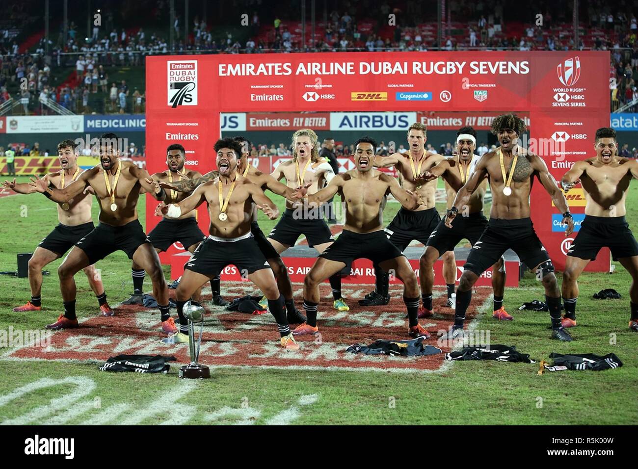 Dubai, Vereinigte Arabische Emirate. 1. Dez, 2018. Spieler von Neuseeland Feiern während der Preisverleihung nach dem Finale zwischen Neuseeland und den Vereinigten Staaten bei den Herren Welt Rugby Sevens Serie in Dubai, Vereinigte Arabische Emirate, am Dez. 1, 2018. Neuseeland gewonnen 21-5, um den Titel zu behaupten. Credit: Mahmoud Khaled/Xinhua/Alamy leben Nachrichten Stockfoto