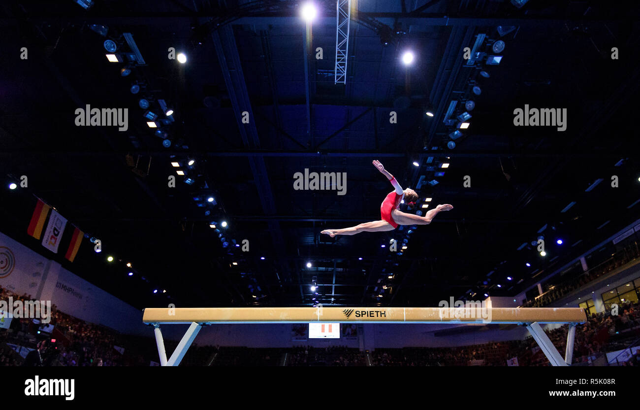 Lara Marie Hinsberger (MTV Stuttgart) auf dem Schwebebalken. GES/Gymnastik/1. Fussballbundesliga: DTL-Finale, 01.12.2018 - | Verwendung weltweit Stockfoto