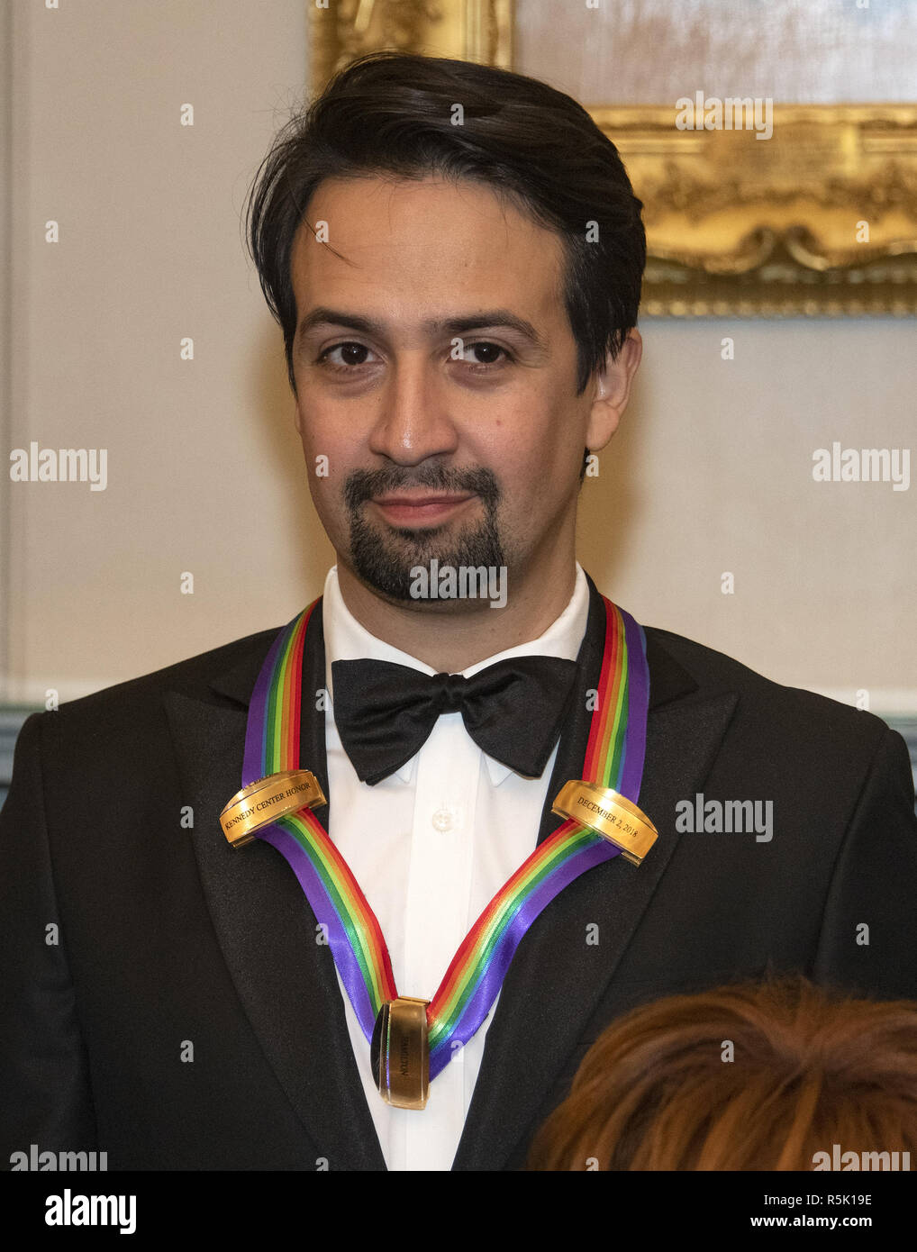 Dezember 1, 2018 - Washington, District of Columbia, USA - Lin-Manuel Miranda, eine der speziellen honorees für bahnbrechende Arbeiten auf Hamilton, wie er mit den Empfängern der 41st jährlichen Kennedy Center Honors stellt posieren für ein Gruppenfoto nach einem Abendessen, United States Stellvertretender Außenminister John J. Sullivan zu ihren Ehren bewirtet an das US-Außenministerium in Washington, DC am Samstag, 1. Dezember 2018. Die Preisträger 2018 sind: Sängerin und Schauspielerin Cher; Komponist und Pianist Philip Glass; Country Musik entertainer Reba McEntire, und Jazz Saxophonist und Komponist Wayne Shorter. Thi Stockfoto