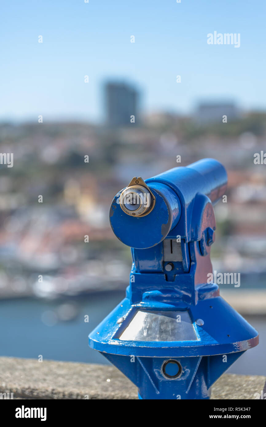 Porto/Portugal - 10/02/2018: Detaillierte Ansicht eines öffentlichen blau Monokel, verschwommenes Stadt und blauen Himmel als Hintergrund Stockfoto