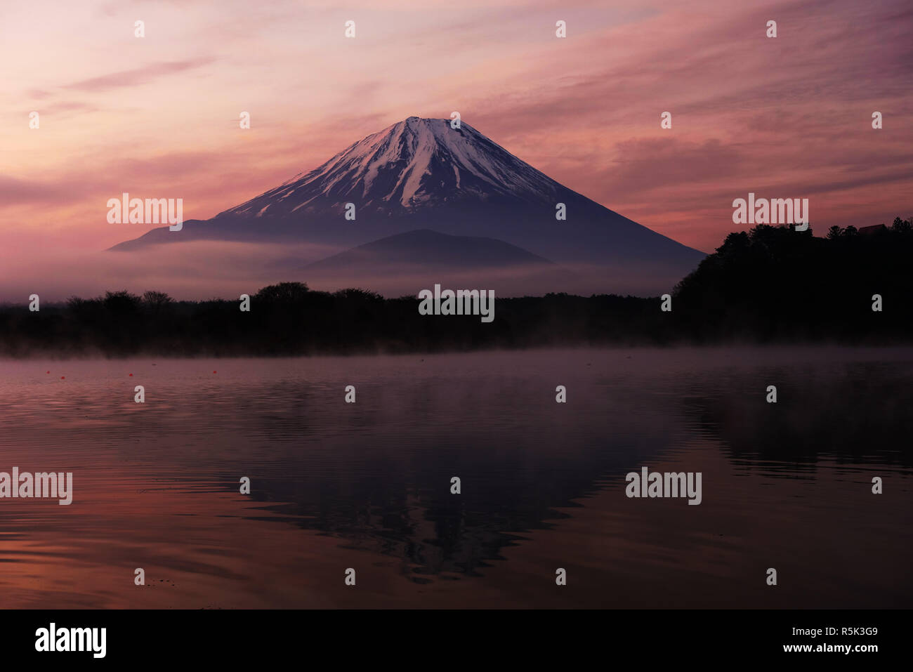 Mount Fuji und Lake Shoji in der Morgendämmerung Stockfoto