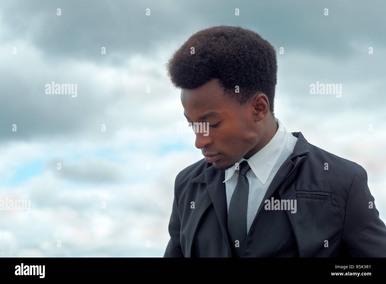 Junge Unternehmer über die Zukunft dramatische Himmel Anzug und Krawatte denken Stockfoto