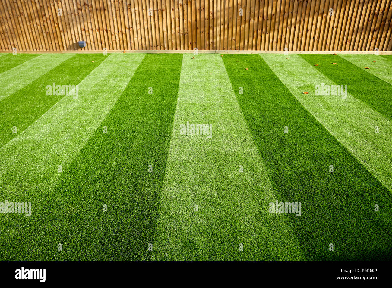 Wartungsfrei Kunstrasen Rasen einen modernen Kunstrasen Teppich mit Streifen Stockfoto