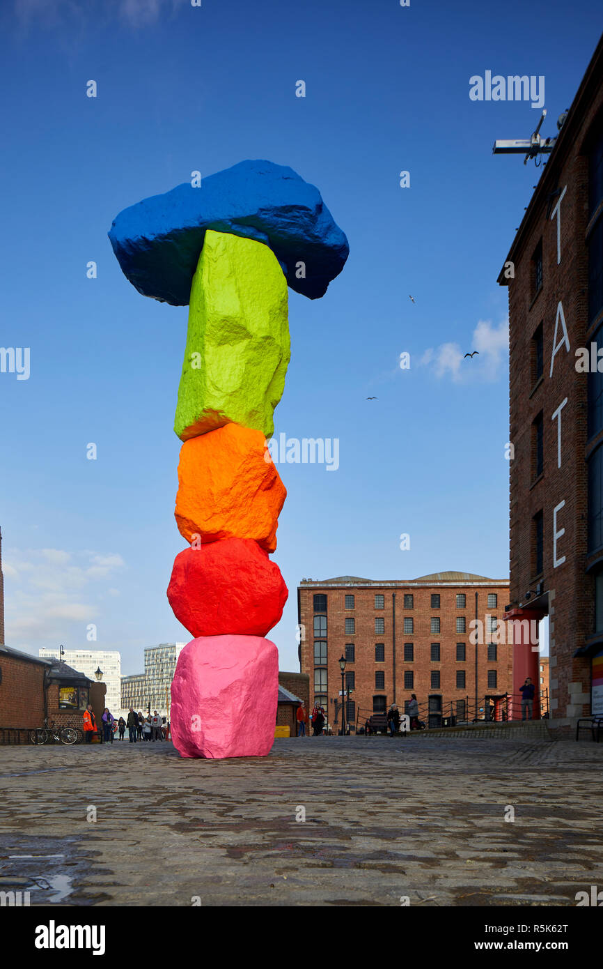 Liverpool Berg Kunst im öffentlichen Raum auf Liverpools Waterfront, des Künstlers Ugo Rondinone Stockfoto