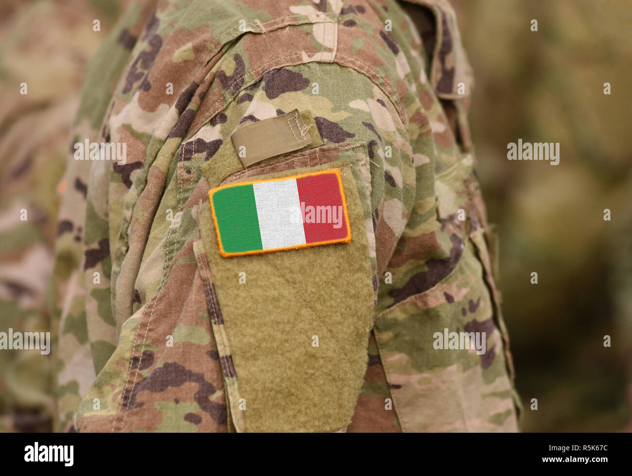 Flagge von Italien auf Soldaten arm (Collage). Stockfoto