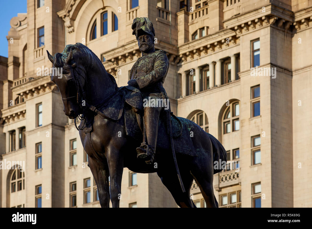 Liverpool Waterfront im Hafen Liver Building Frames, der die Drei Grazien Reiterstandbild von König Edward VII. Stockfoto