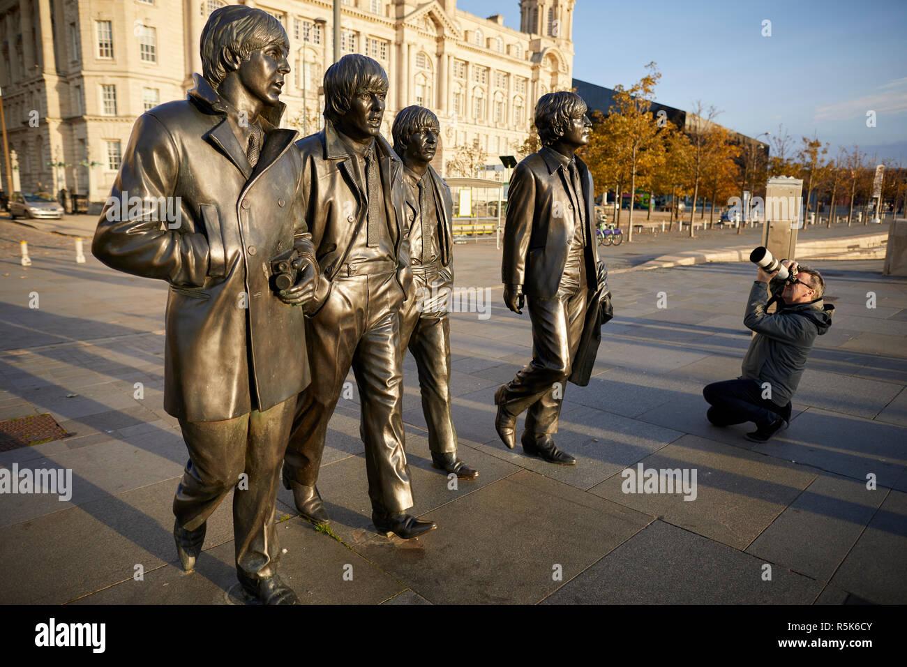 Waterfront von Liverpool Liverpool berühmtesten Söhne der Fab Four Batales Musiker Bronzestatue am Pier Head, der von Bildhauer Andy Edwards Stockfoto