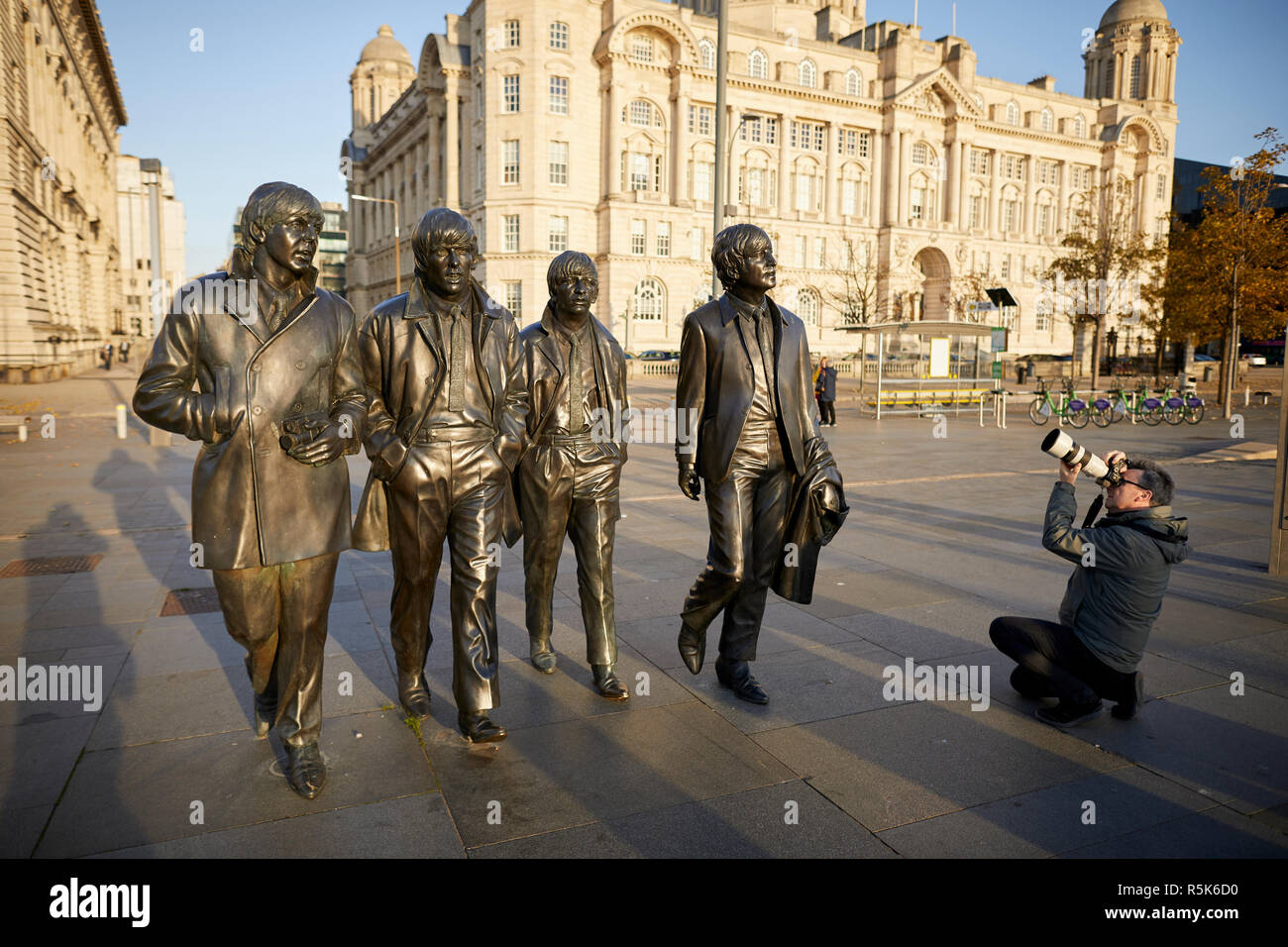 Waterfront von Liverpool Liverpool berühmtesten Söhne der Fab Four Batales Musiker Bronzestatue am Pier Head, der von Bildhauer Andy Edwards Stockfoto