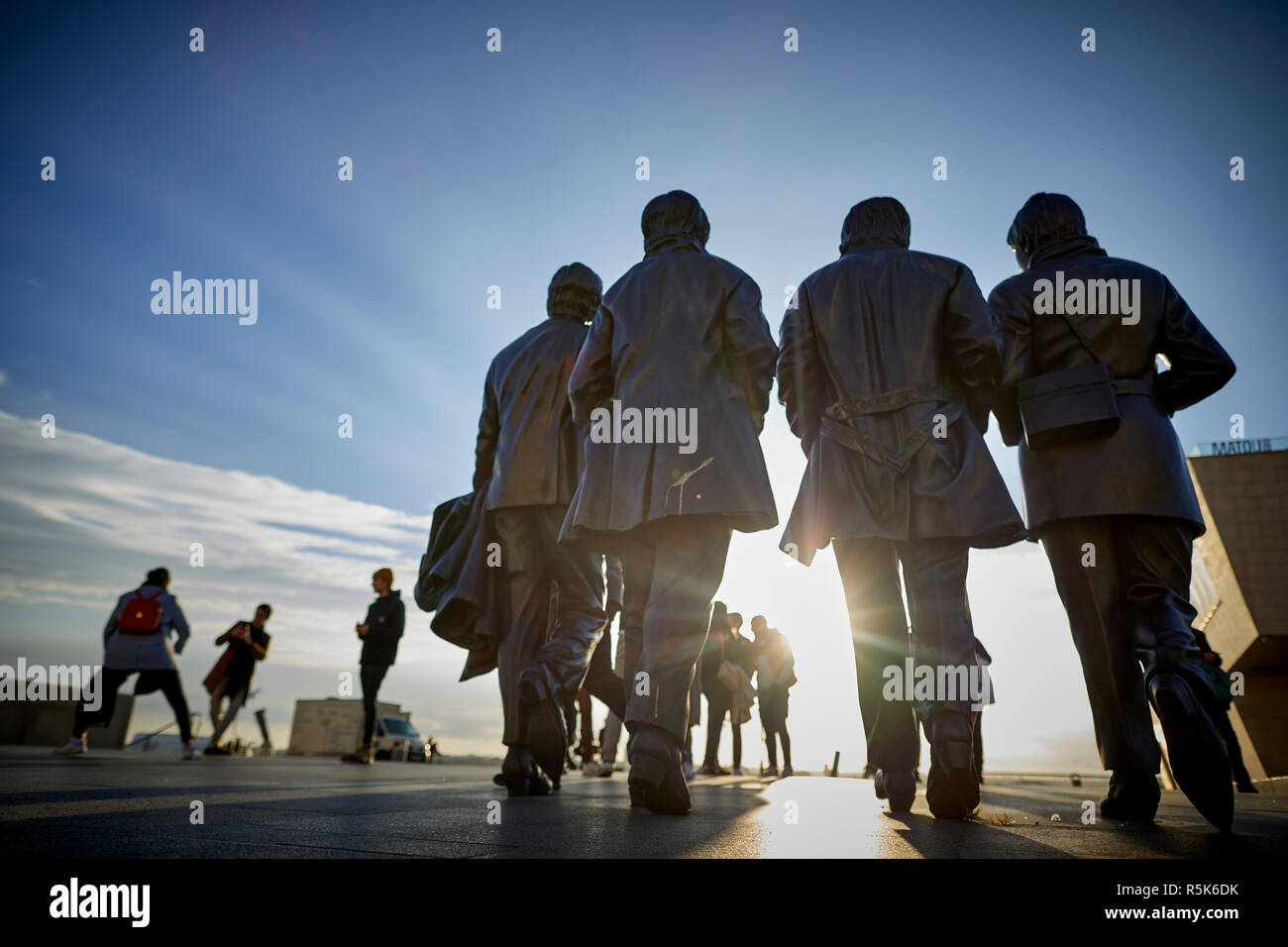 Waterfront von Liverpool Liverpool berühmtesten Söhne der Fab Four Batales Musiker Bronzestatue am Pier Head, der von Bildhauer Andy Edwards Stockfoto