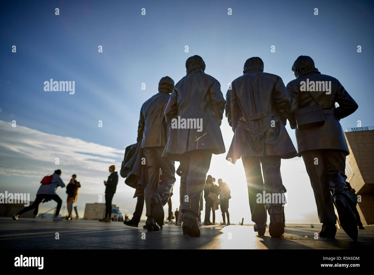 Waterfront von Liverpool Liverpool berühmtesten Söhne der Fab Four Batales Musiker Bronzestatue am Pier Head, der von Bildhauer Andy Edwards Stockfoto