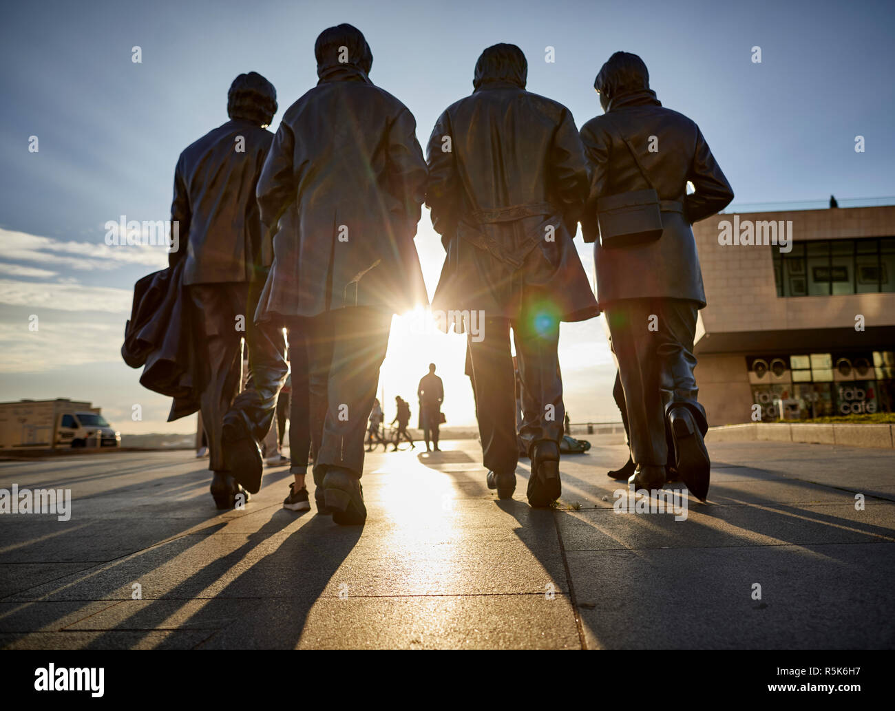 Waterfront von Liverpool Liverpool berühmtesten Söhne der Fab Four Batales Musiker Bronzestatue am Pier Head, der von Bildhauer Andy Edwards Stockfoto