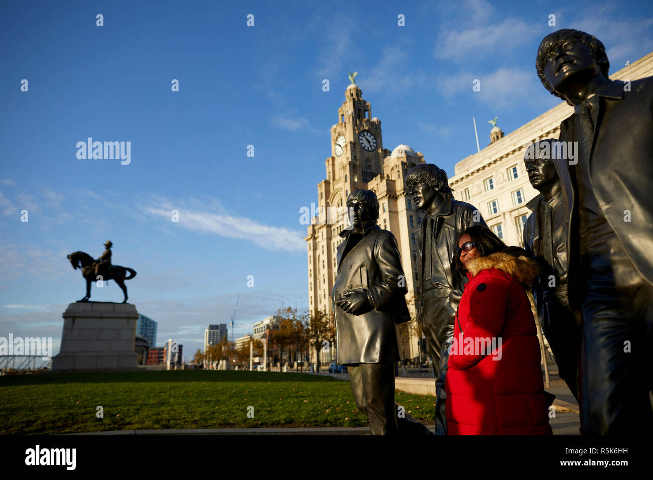 Waterfront von Liverpool Liverpool berühmtesten Söhne der Fab Four Batales Musiker Bronzestatue am Pier Head, der von Bildhauer Andy Edwards Stockfoto