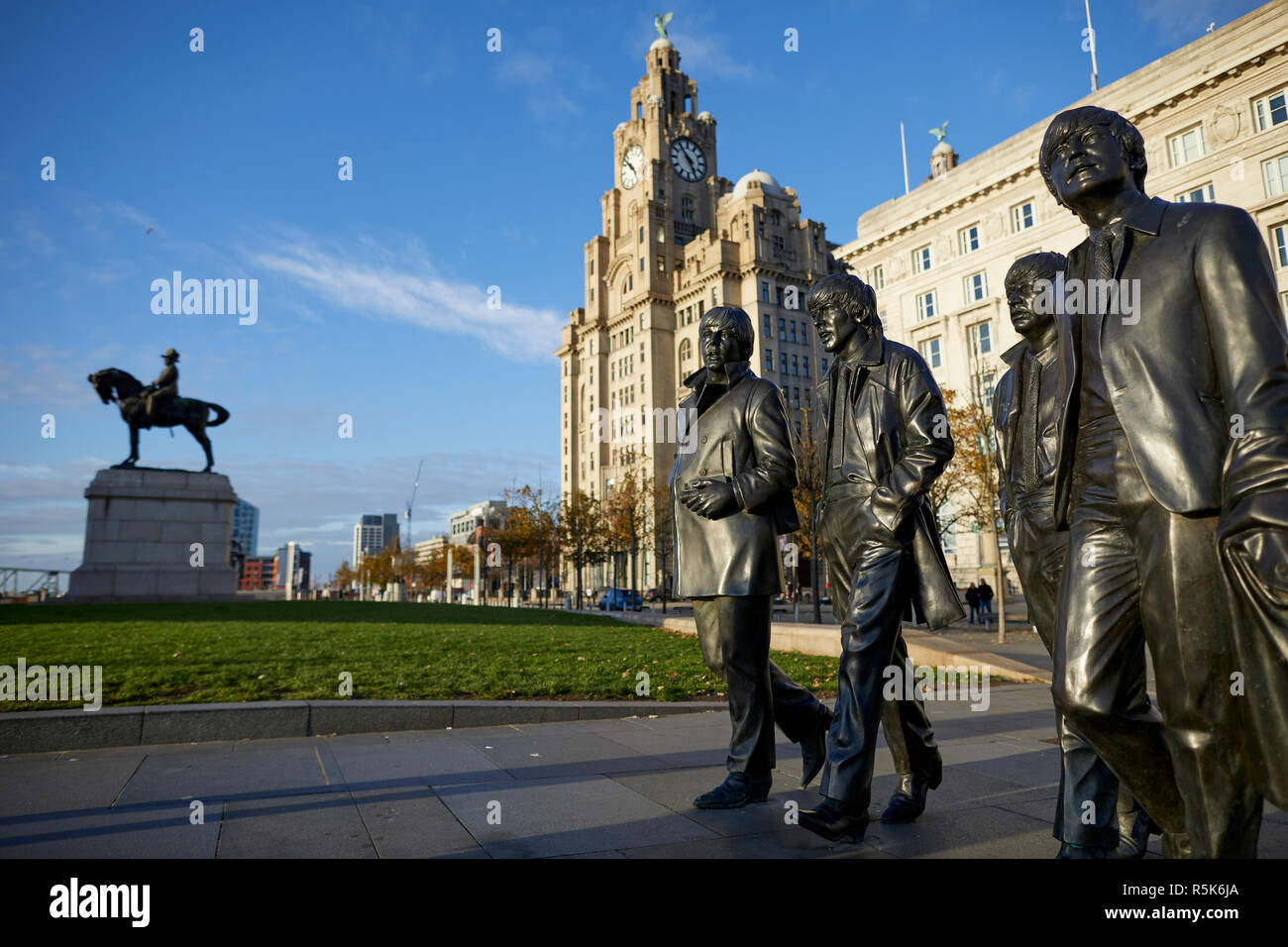 Waterfront von Liverpool Liverpool berühmtesten Söhne der Fab Four Batales Musiker Bronzestatue am Pier Head, der von Bildhauer Andy Edwards Stockfoto