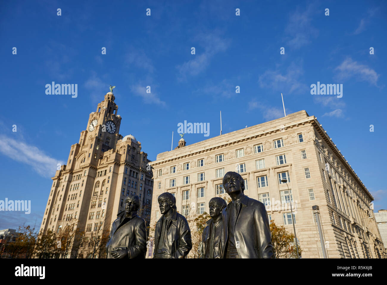 Waterfront von Liverpool Liverpool berühmtesten Söhne der Fab Four Batales Musiker Bronzestatue am Pier Head, der von Bildhauer Andy Edwards Stockfoto