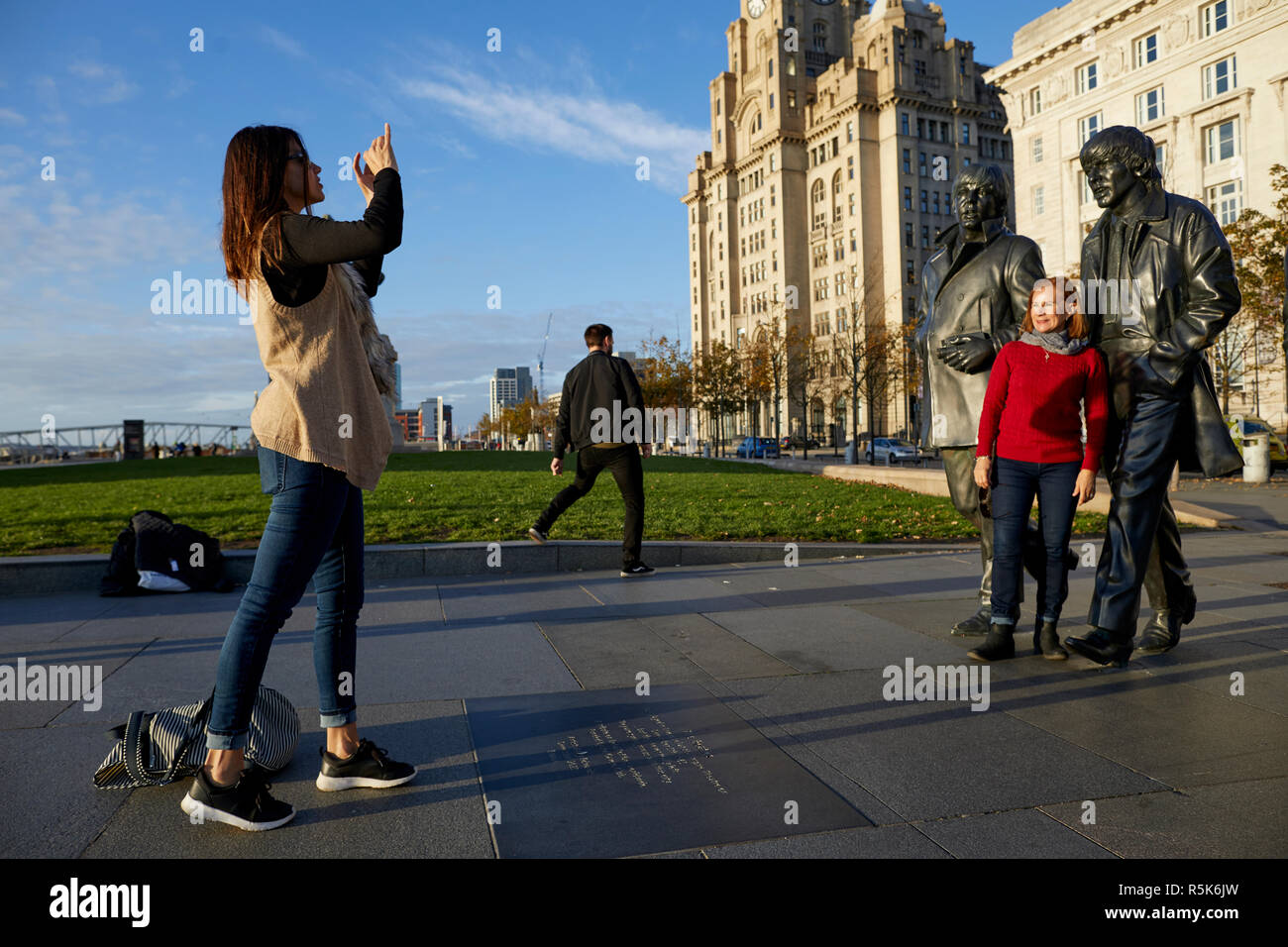 Waterfront von Liverpool Liverpool berühmtesten Söhne der Fab Four Batales Musiker Bronzestatue am Pier Head, der von Bildhauer Andy Edwards Stockfoto