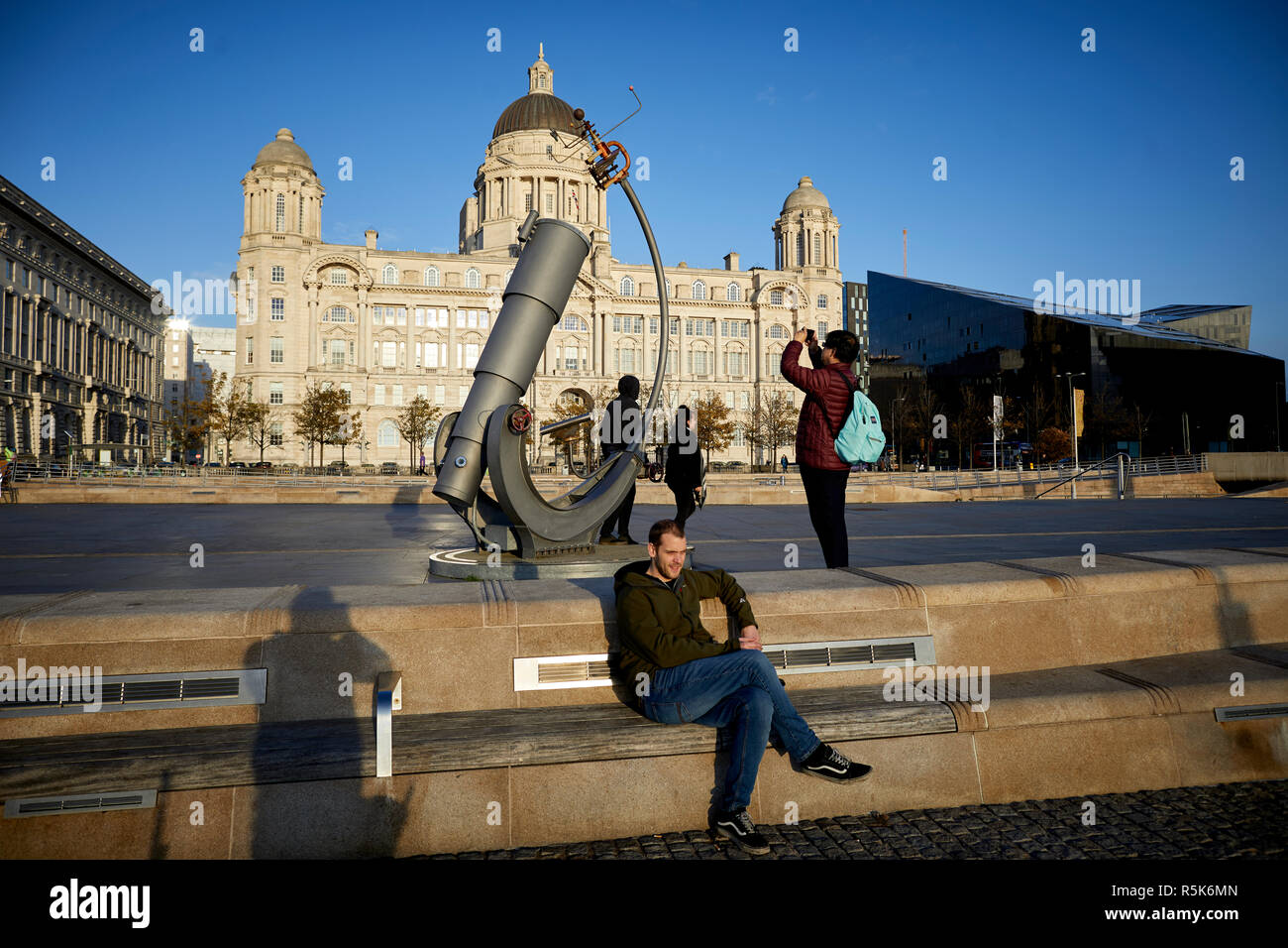 Pier Head Liverpool Waterfront Bewertung in der Öffentlichkeit die touristische Zugkraft, mit Himmel und Erde Teleskop und Freder Skulptur von Andy Anlage Stockfoto