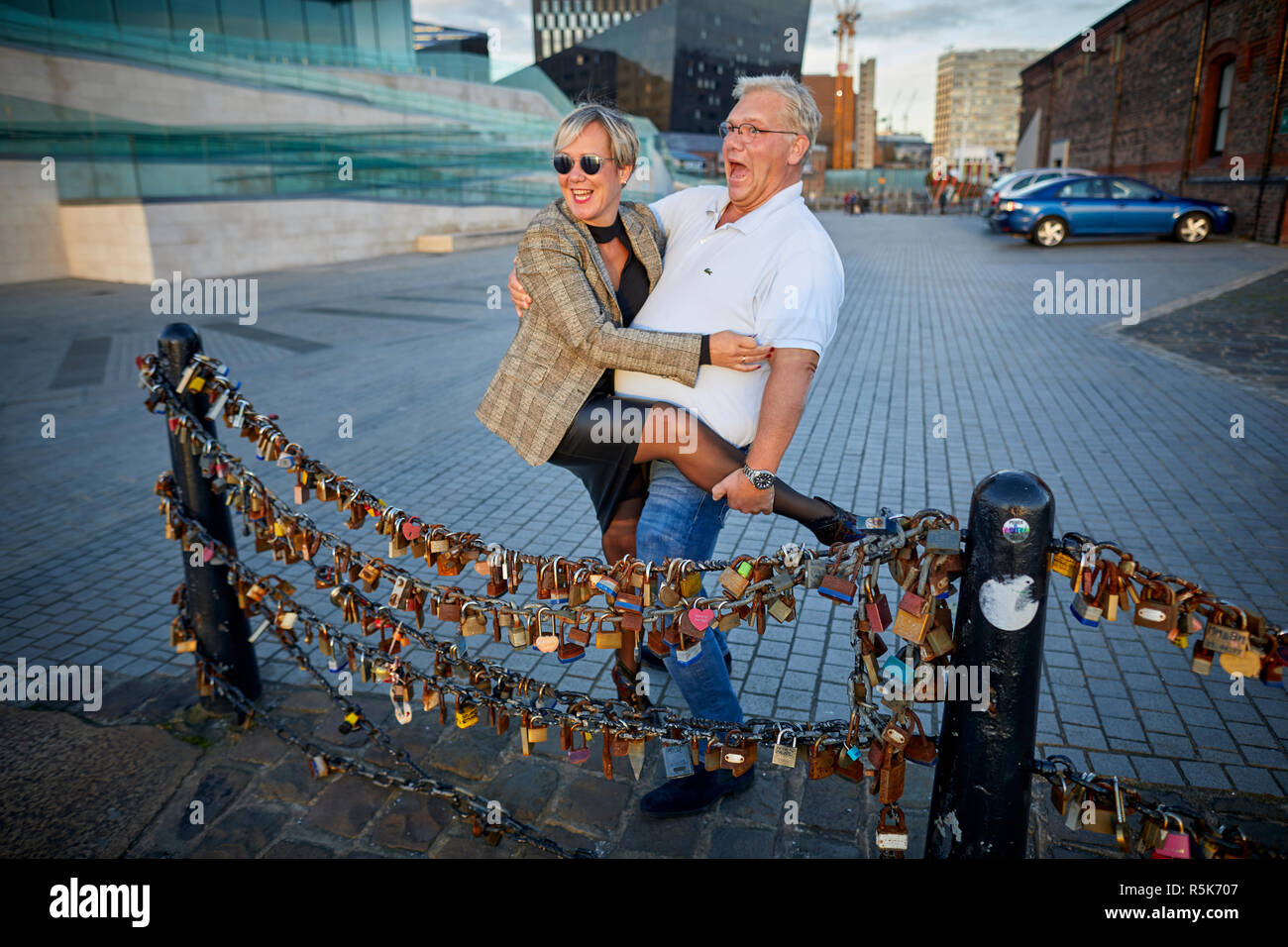 Pier Head Liverpool Waterfront Touristen sperren Vorhängeschlösser auf Geländer als Symbol für ihre Liebe Stockfoto