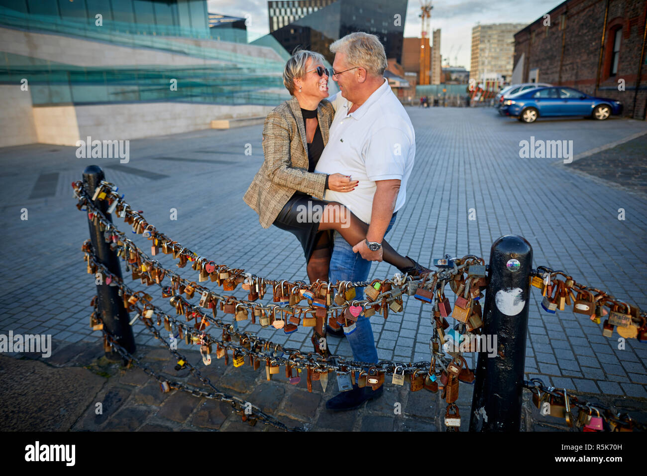 Pier Head Liverpool Waterfront Touristen sperren Vorhängeschlösser auf Geländer als Symbol für ihre Liebe Stockfoto