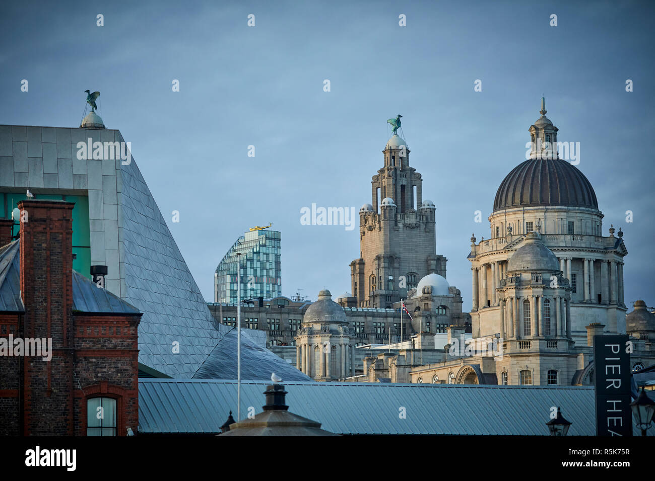 Liverpool Waterfront Liver Building und der Hafen von Liverpool Gebäude iconic Skyline Stockfoto