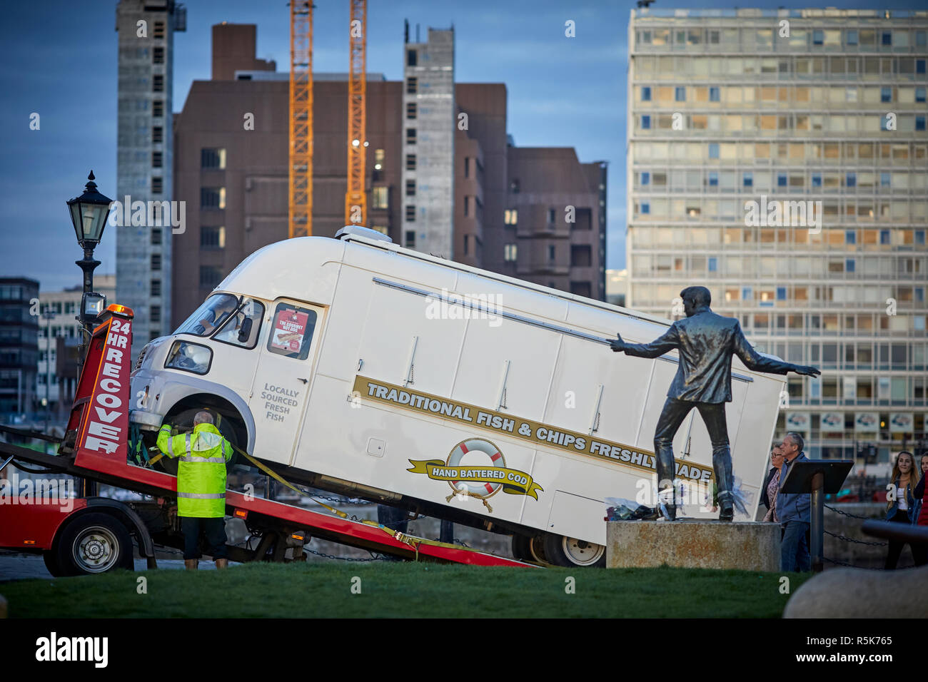 Pier Head Liverpool Uferpromenade Bronzestatue von Billy Fell, als Morris/Austin/BMC/Leyland FG chippy van wiederhergestellt wird Stockfoto