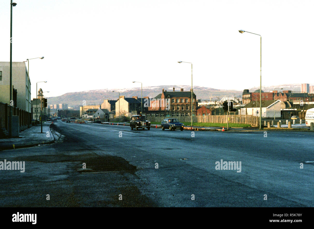 Auf der Suche nach Glasgow Road in Richtung Dalmuir im Dezember Winter 1982. Clydebank Rathaus Uhr kann in der Ferne zu sehen ist. Stockfoto