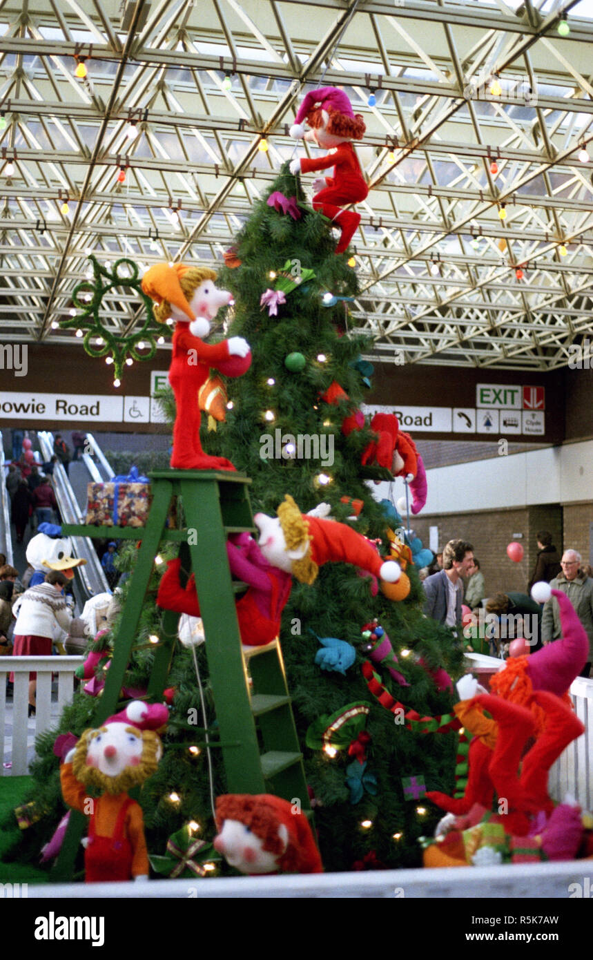 Weihnachten Anzeige von Santa's Elfen an der Clyde Einkaufszentrum, Clydebank. 1982 Stockfoto