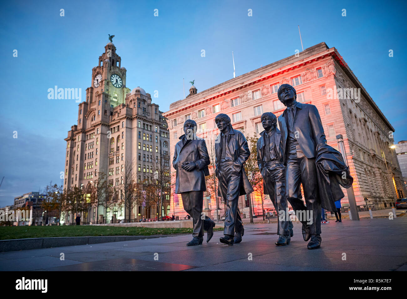 Waterfront von Liverpool Liverpool berühmtesten Söhne der Fab Four Batales Musiker Bronzestatue am Pier Head, der von Bildhauer Andy Edwards Stockfoto
