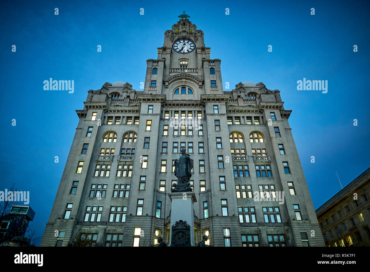 Liverpool Waterfront Pier Head, der von der Leber Gebäude bei Nacht Stockfoto