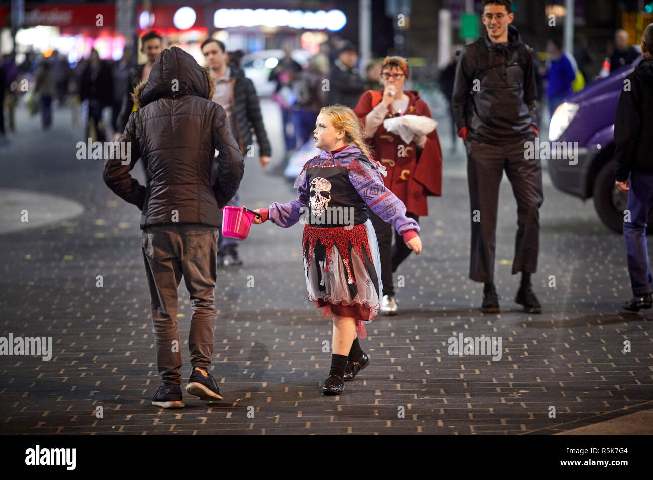Das Stadtzentrum von Liverpool irischen reisender Kinder um Geld betteln als Halloween Kostümen Stockfoto