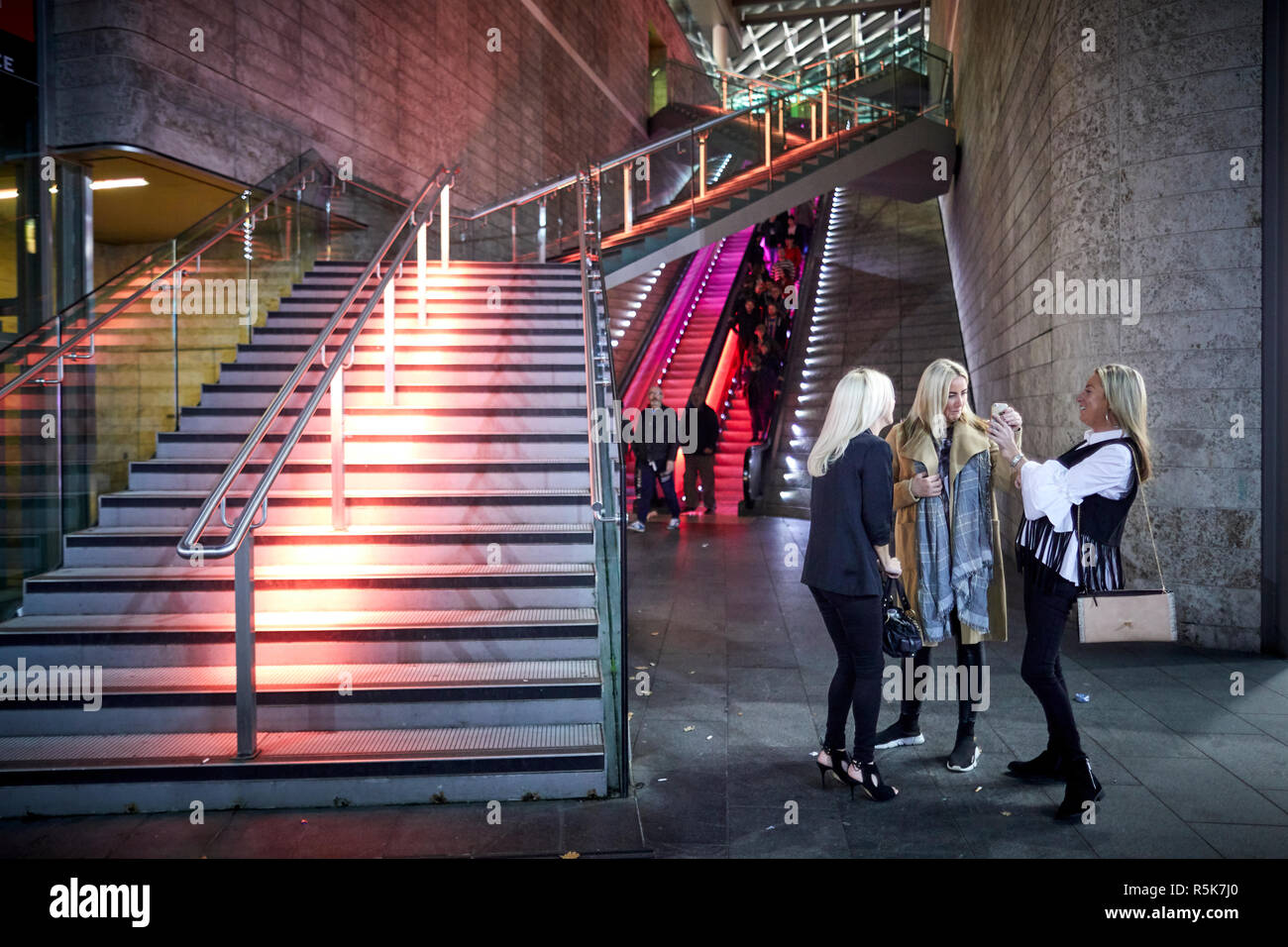 Das Stadtzentrum von Liverpool Liverpool One Fahrtreppen und Schritte als Damen Blick auf Handy Bilder Stockfoto