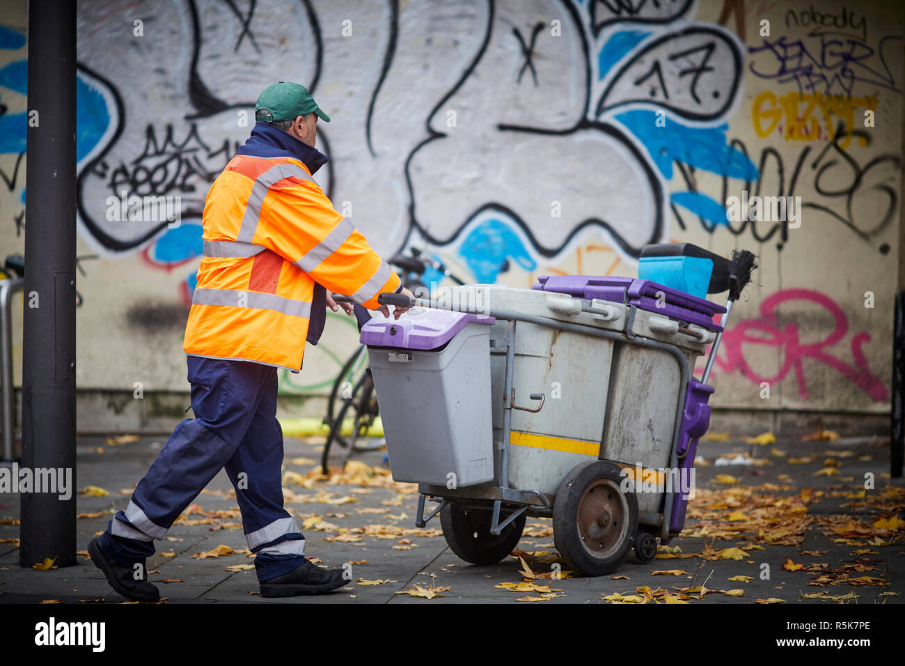Das Stadtzentrum von Liverpool Bold Street kleineres Picker seine bin Vergangenheit Graffiti Wandmalereien Warenkorb drücken Stockfoto