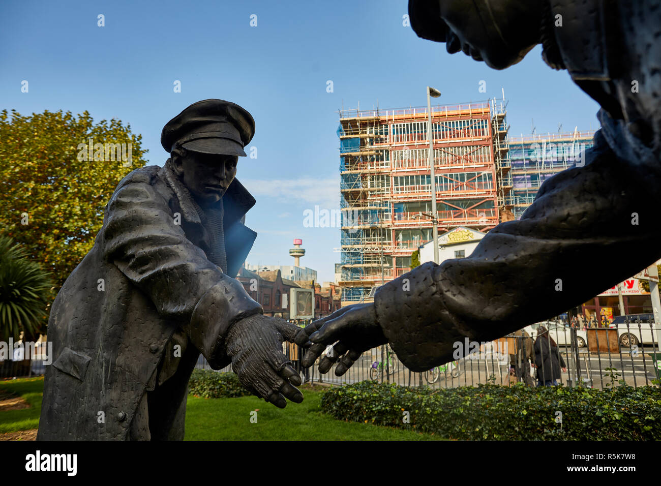Das Stadtzentrum von Liverpool jetzt alle zusammen, die Statue, von Andy Edwards fiberglas Skulptur zum Gedenken an den Ersten Weltkrieg 1914 Weihnachten Waffenstillstand konzipiert Stockfoto