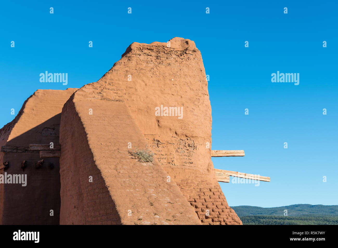 Ruinen einer alten Adobe Spanischen Mission Church in Pecos National Historical Park in der Nähe von Santa Fe, New Mexico Stockfoto