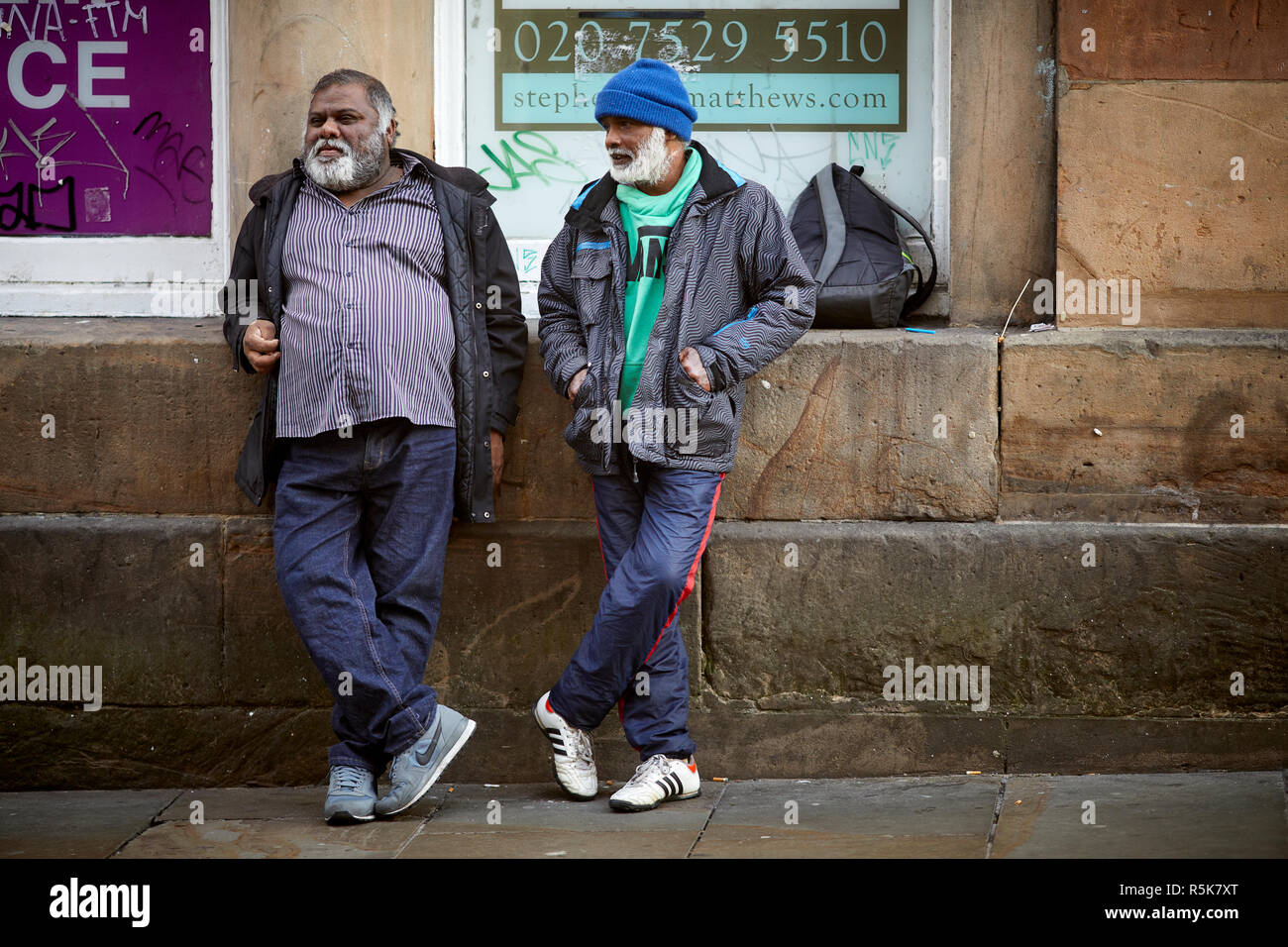Das Stadtzentrum von Liverpool Bold Street, asiatische Männer ruht Stockfoto