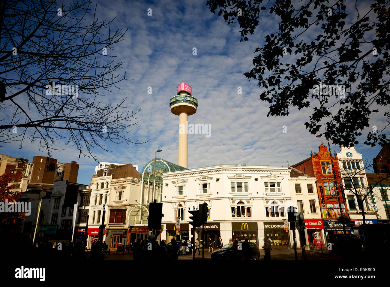 Das Stadtzentrum von Liverpool Bold Street mit Radio City Tower Observation Tower hinter Stockfoto