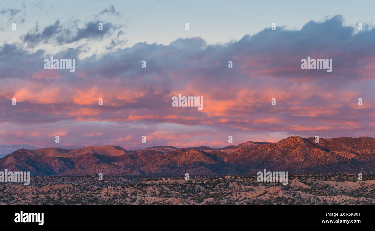 Panorama der Sonnenuntergang, Wolken und Berge über eine Nachbarschaft in Tesuque, in der Nähe von Santa Fe, New Mexico Stockfoto