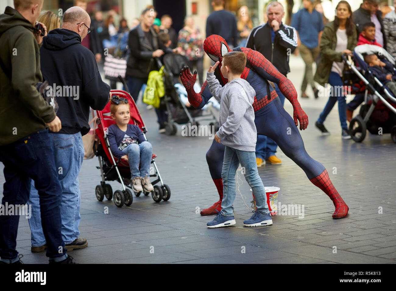 Das Stadtzentrum von Liverpool ein strassenmusikant in Tracht gekleidet wie Spiderman Stockfoto