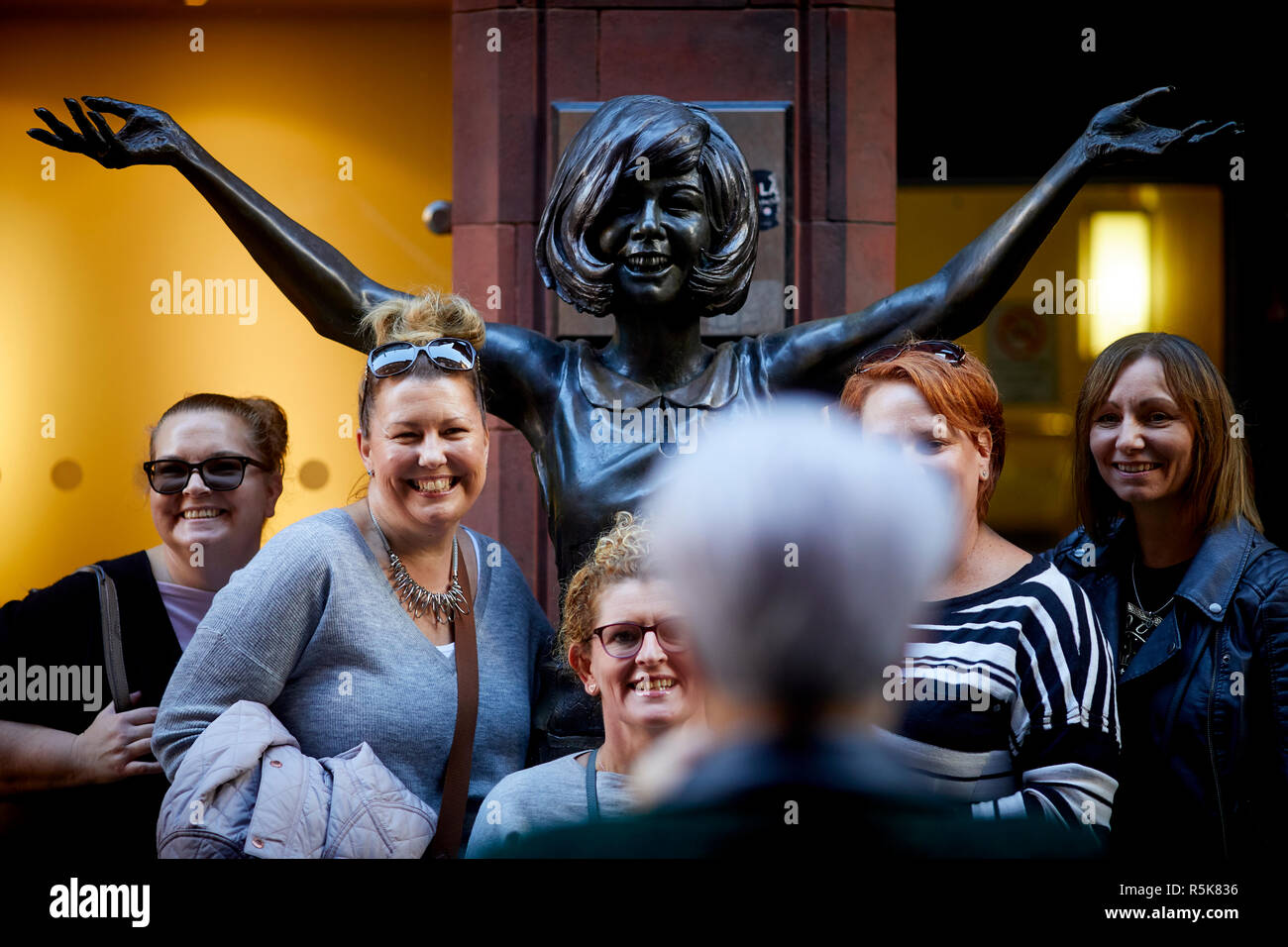 Das Stadtzentrum von Liverpool Mathews Street Cilla Black Bronze Statue eine touristische Attraktion in der Nähe der Höhle Stockfoto
