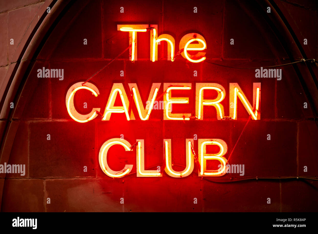 Das Stadtzentrum von Liverpool Mathews Street den Cavern Club rot Neon Sign Stockfoto