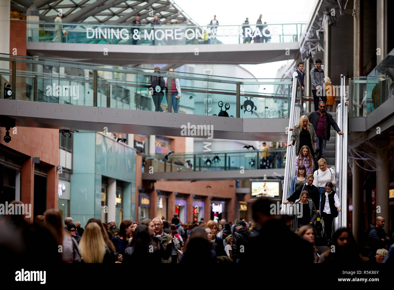 Das Stadtzentrum von Liverpool Liverpool One besetzt mit Käufern Stockfoto