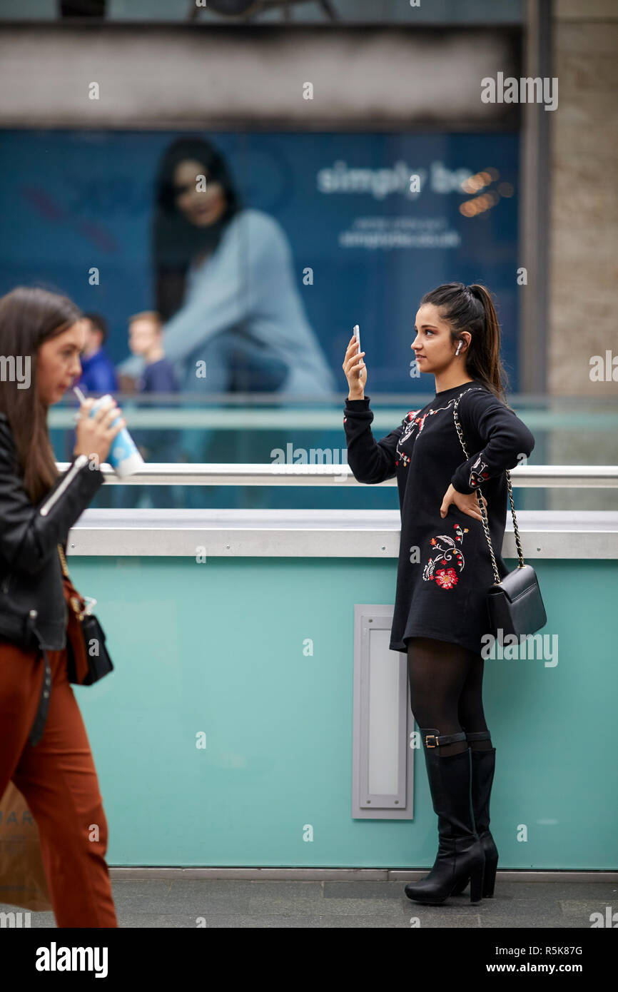 Das Stadtzentrum von Liverpool Liverpool ein junges Mädchen ernst ein Freund Stockfoto