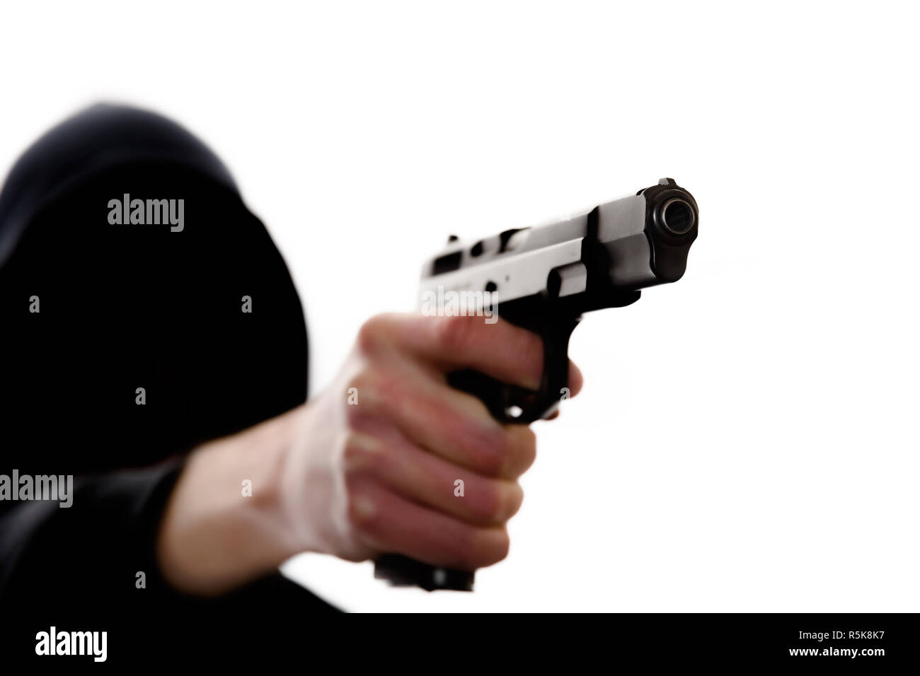 Des Menschen Hand mit Gewehr auf weißem Hintergrund Stockfoto