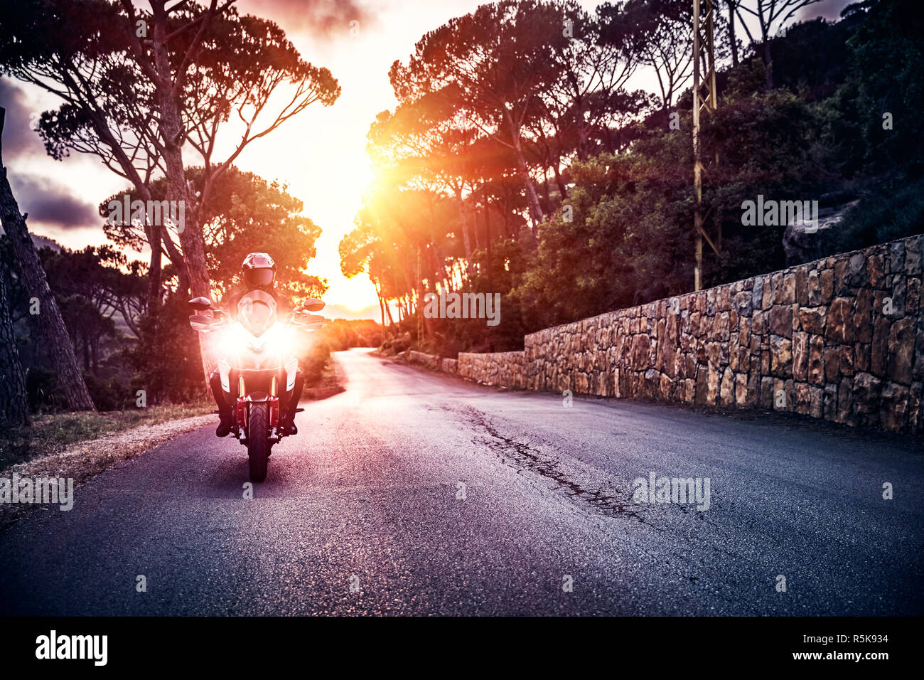 Motorradfahrer im Abendlicht Stockfoto