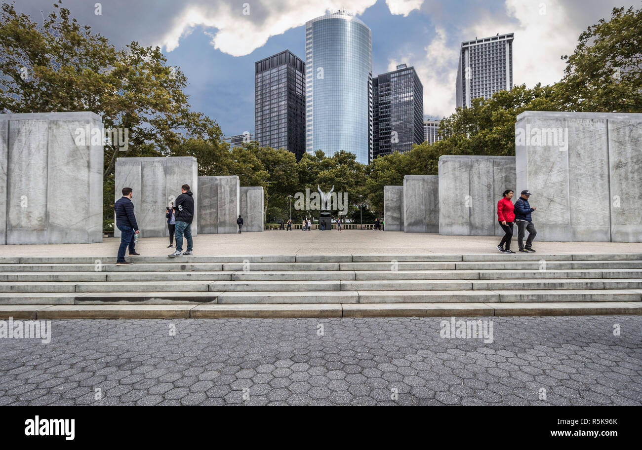 Ostküste War Memorial, Battery Park, Manhattan, New York, USA. 14. Oktober 2018. Eine breite Aufnahme der Steine des Gedenkens und der Statue mit Touristen suchen, Stockfoto