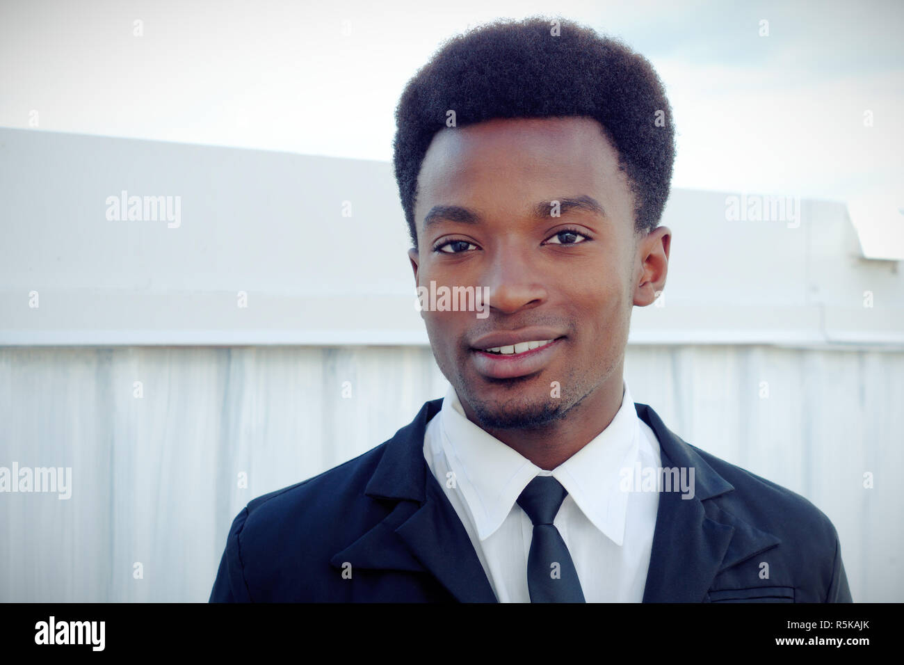 Junger Mann portrait Geschäftsmann in Anzug und Krawatte portrait außerhalb Stockfoto