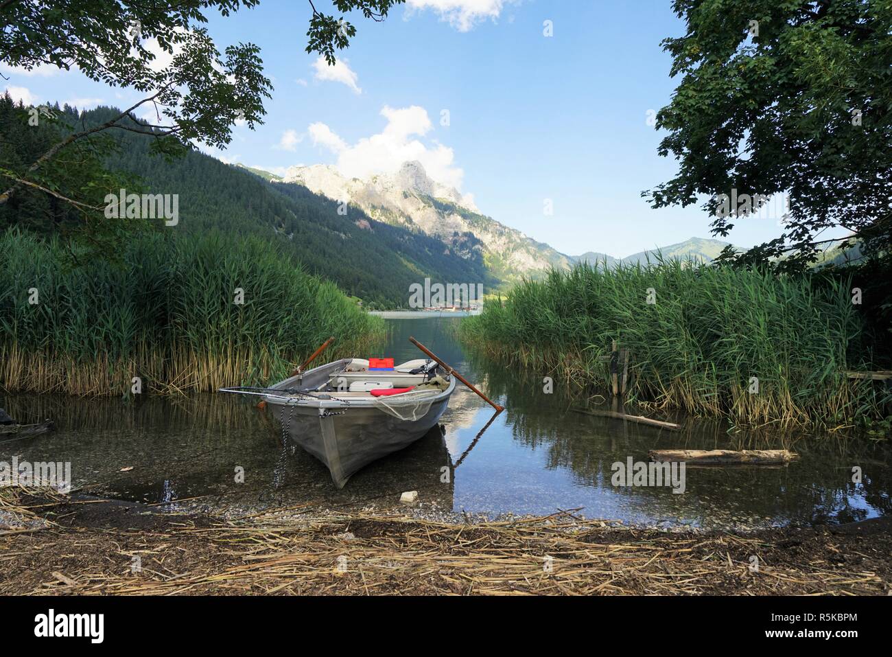 Angeln Boot auf einem See in den Tiroler Alpen Stockfotografie Alamy