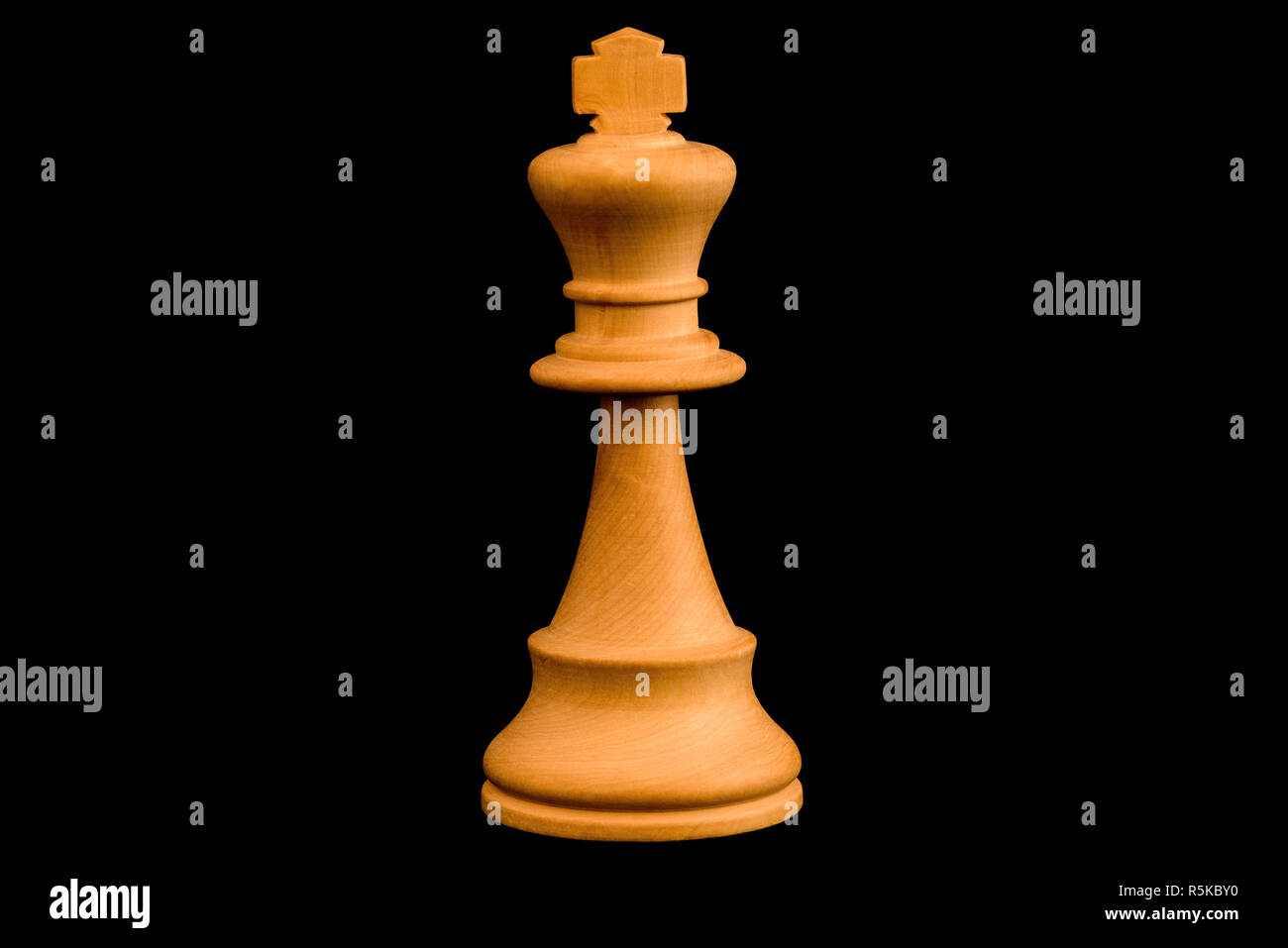 Weiße König standard Schach Holzstück auf schwarzem Hintergrund Stockfoto
