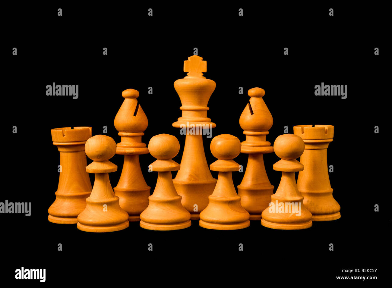 Weiße König von Bauern, Saatkrähe und Bischöfe mit Sinn für den Schutz und die Verteidigung geschützt, Standard Schach Holzstück auf schwarzem Hintergrund Stockfoto